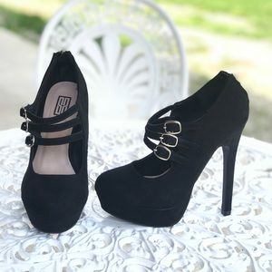 Sz: 5.5 Signature Black High Heel Pumps